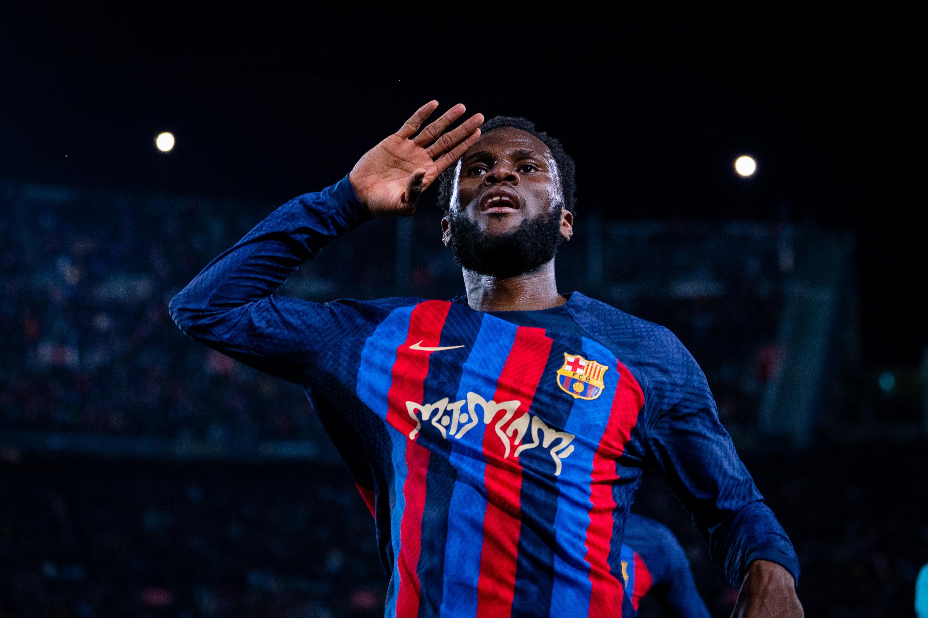 Franck Kessié faisant le salut militaire après un but